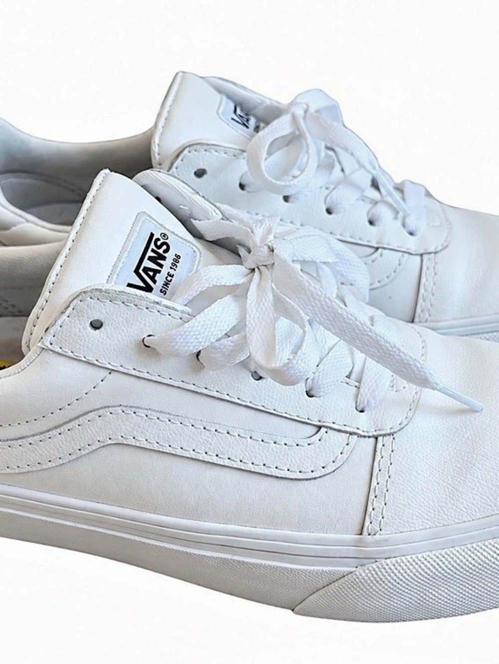 Women’s Vans Ward Deluxe low-top sneaker in sleek "Tumble White” excellent cond.